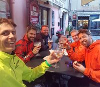 Blöta ända in på skinnet så rullade vi in i Final Borgo men innan duschen, dags för en sista afterbike. Saluti è!!